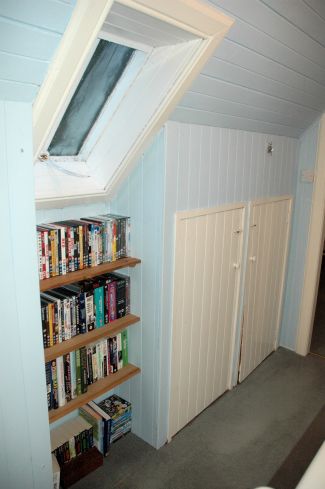 The front door of Bruaich Cottage in Lochcarron opens into the hallway from which there are doors to the kitchen/dining room, the living room and the bathroom. The hall, stairs and landing are pine-clad and tastefully decorated.